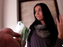 Молодая красивая чешская брюнетка трахается в машине за деньги