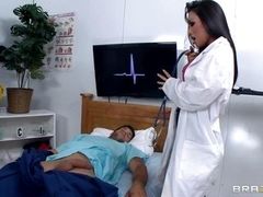 Возбужденная азиатская докторша обманывает своих пациентов